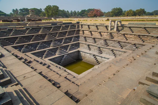 Vasca a gradini e rovine di Hampi — Foto Stock