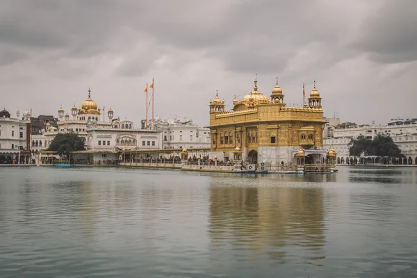 Pilger am goldenen Tempel — Stockfoto