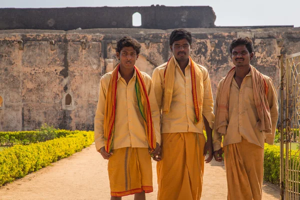 Three pilgrims in front of Queen's bath — Stock Photo, Image