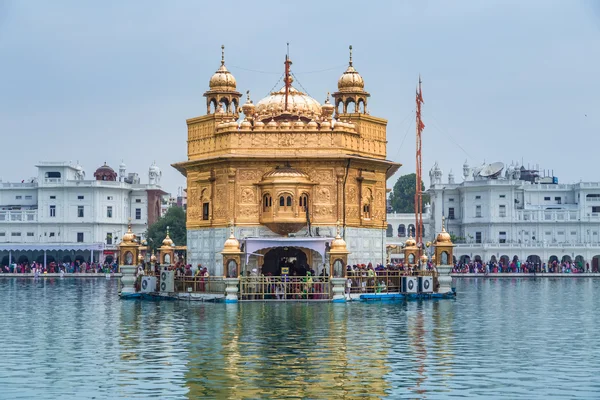 Pilgrims at the Golden Temple — Stock Photo, Image