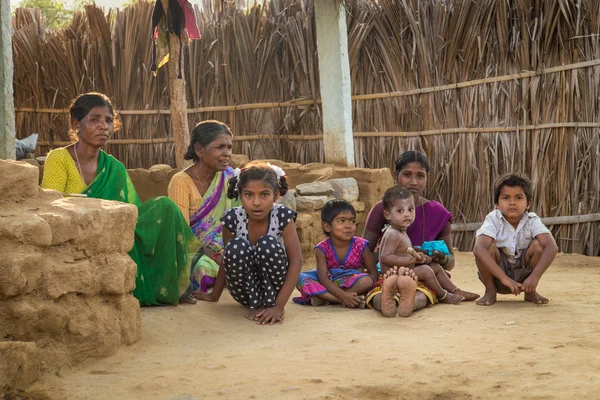 Indian family sits — Stock Photo, Image