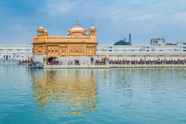 Pilgrims at the Golden Temple — Stock Photo, Image