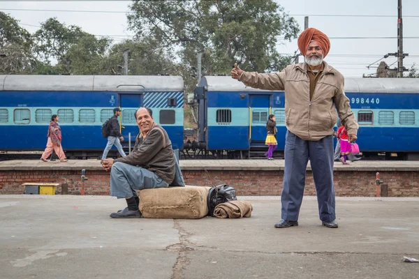 Starší muž Sikh ukazuje palec — Stock fotografie