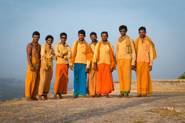 Osiem pielgrzymów zbierają się na zdjęcie — Zdjęcie stockowe