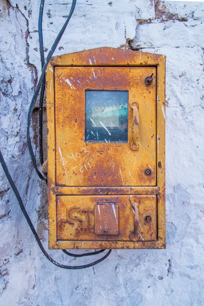 白い石壁の fusebox. — ストック写真
