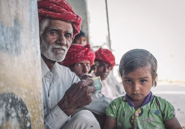 Rabari tribesman and girl — Stockfoto