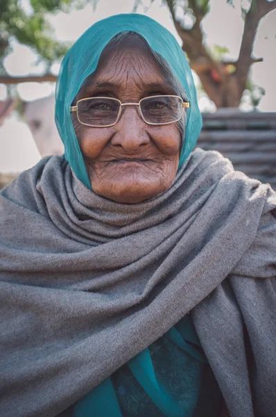 Elderly Indian woman poses — Stock Photo, Image