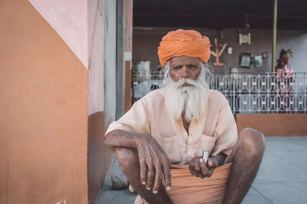 Homem da tribo idoso senta-se — Fotografia de Stock