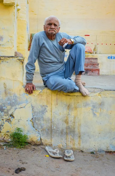 Man sitting cross-legged — 图库照片