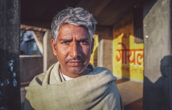 Hombre de pelo gris de pie — Foto de Stock