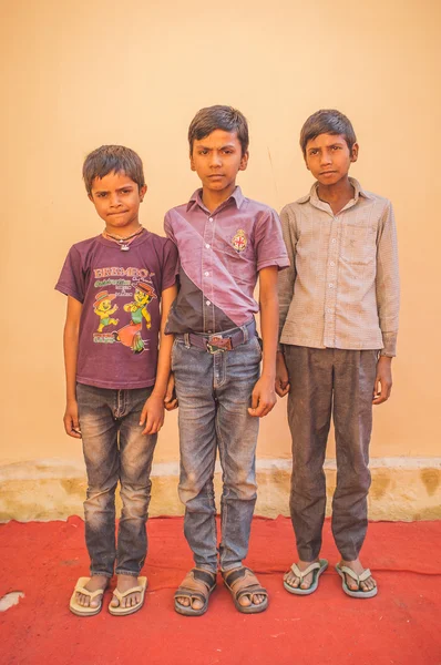 Chicos posando frente a la pared en blanco — Foto de Stock