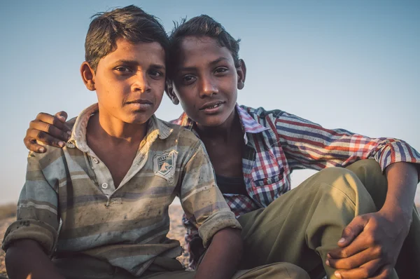 インディアンの少年たちは地面に座り — ストック写真