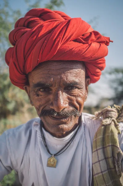 Tribesman with red turban posing — Stock fotografie