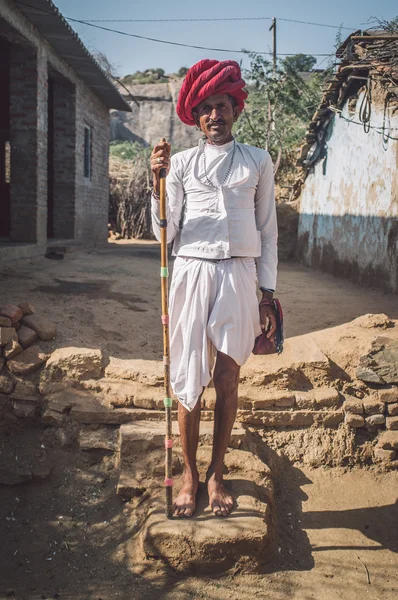 Rabari tribesman stands in courtyard — Stok fotoğraf