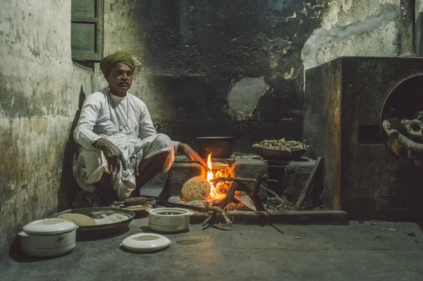 Indian man makes chapati — Zdjęcie stockowe