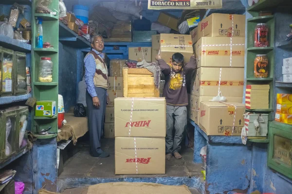 Shop owner and young worker in storeroo — Stockfoto