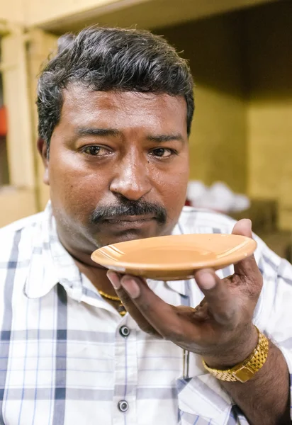 Человек пьет чай с молоком — стоковое фото