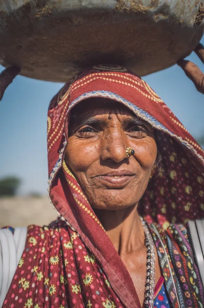Rabari tribeswoman stands in field — Stok fotoğraf