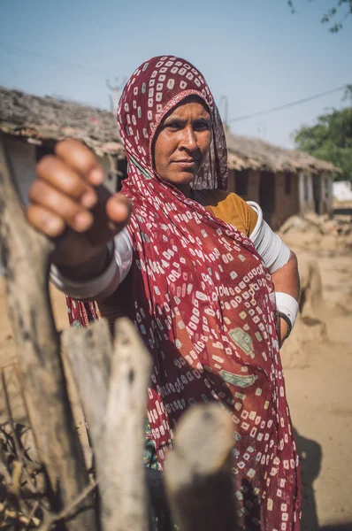 Rabari tribeswoman holds gate — Stockfoto