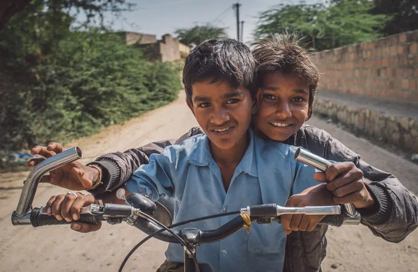 Dois meninos em uma bicicleta — Fotografia de Stock