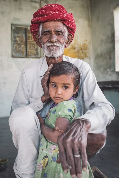 Rabari tribesman holds granddaughter — Stockfoto