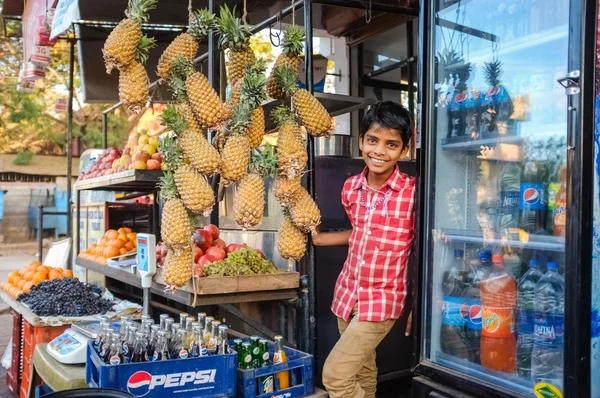 Boy waiting with pineapples — Stock fotografie