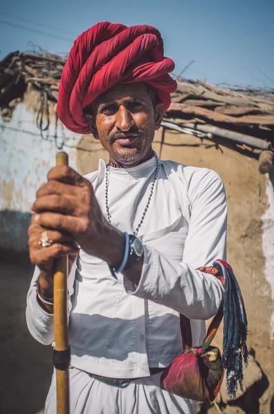 Rabari domorodec stojí — Stock fotografie