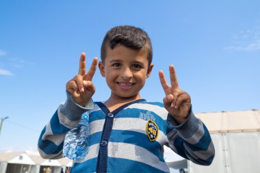 kleine jongen poseren voor de camera.