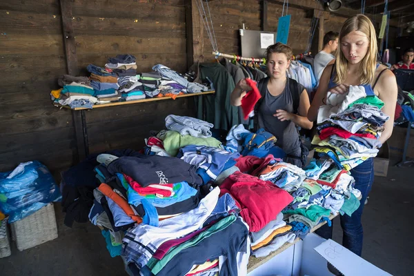 Volunteers bringing clothes for the immigrants — Stock Photo, Image