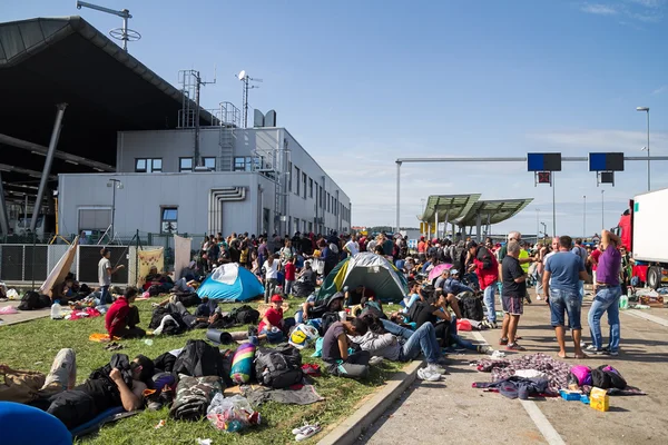 이민자와 중동 지역에서 피난민의 그룹 — 스톡 사진