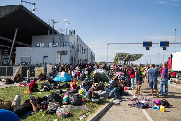 Ομάδα των μεταναστών και των προσφύγων από τη Μέση Ανατολή — Φωτογραφία Αρχείου