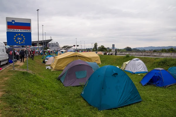 Sátor, a ommigrants és a menekültek — Stock Fotó