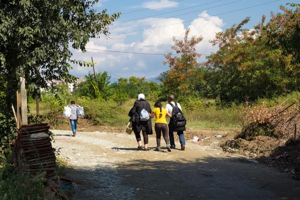 Inmigrantes caminando a autobuses rumbo — Foto de Stock