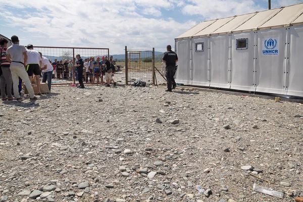 Immigrants waiting in front of UNHCR camp. — Stock Photo, Image