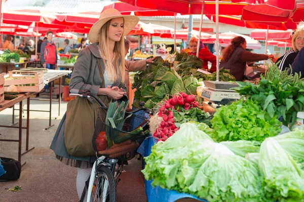 Girl with bike on Marketplace. — Stock Photo, Image