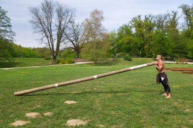 Genç atlet parkında eğitim