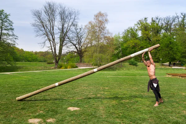 Jovem atleta treinando no parque — Fotografia de Stock