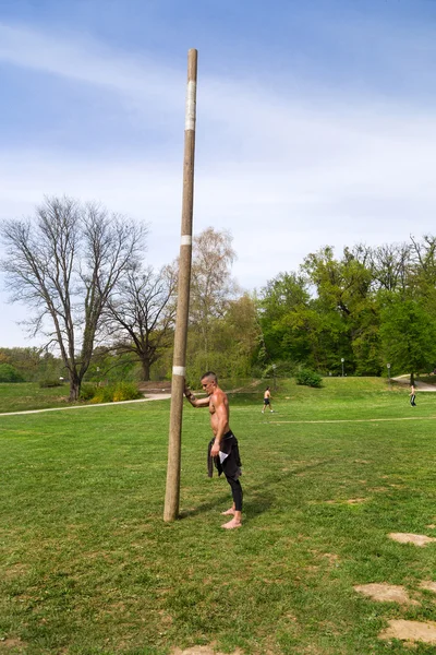 Jovem atleta treinando no parque — Fotografia de Stock