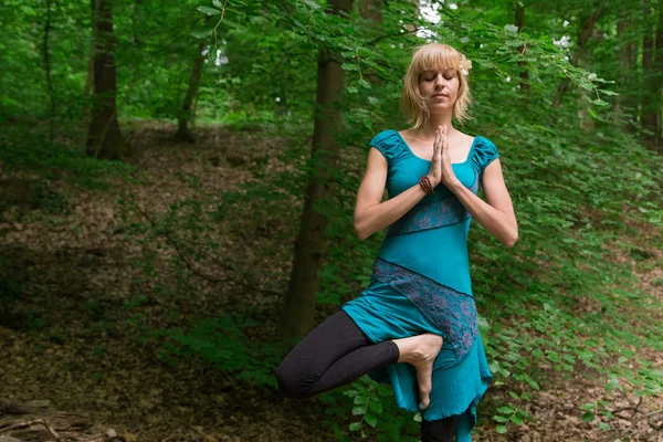 Frau praktiziert Yoga — Stockfoto