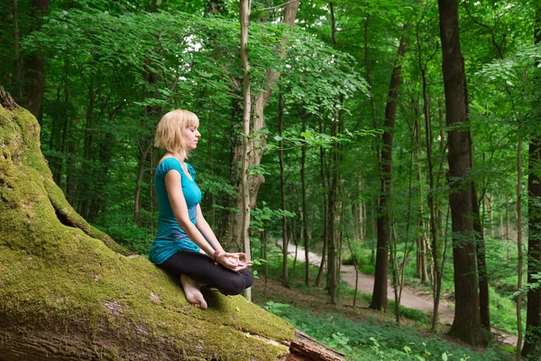 Mujer en meditación sentada yoga pose —  Fotos de Stock