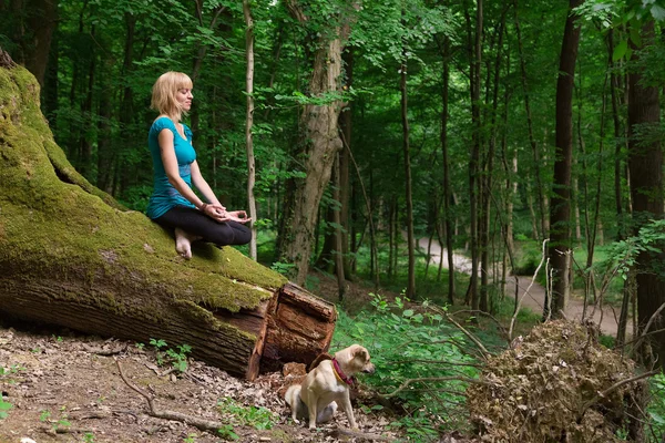 Žena sedící meditace jóga představují — Stock fotografie