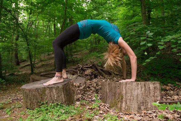Frau übt Yoga Bridge Pose — Stockfoto