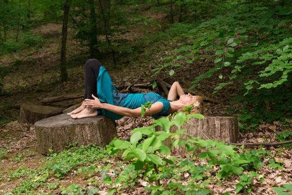 Mujer preparándose para yoga puente pose —  Fotos de Stock