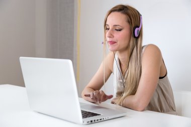 iş kadını ile kulaklık çalışma