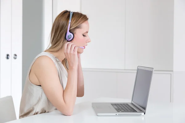 Woman with headset working — Stock Photo, Image