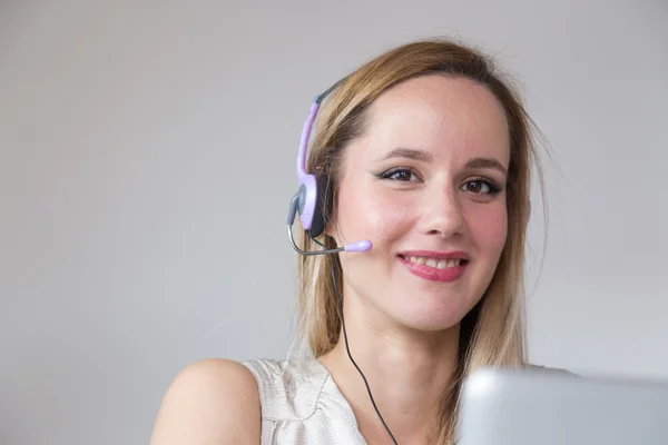 Mujer rubia con auriculares — Foto de Stock