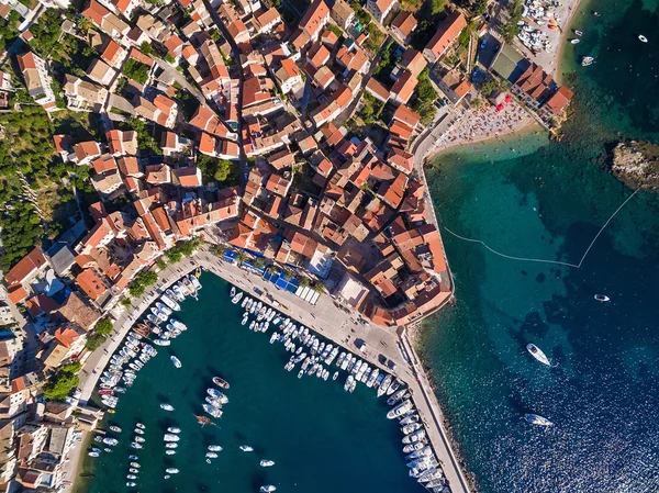 Komiza, gegenüber Insel, Kroatien. — Stockfoto