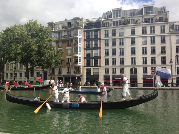 People at gondolas rowing — Stock Photo, Image