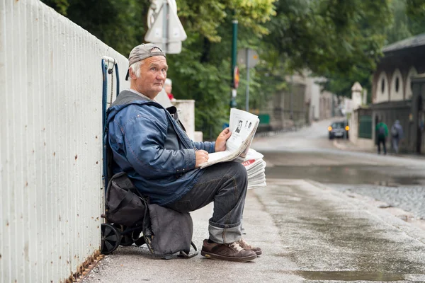 Vendedor de periódicos de edad avanzada — Foto de Stock