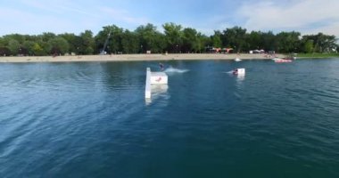 Wakeboarder slaytlar bir demiryolu üzerinde